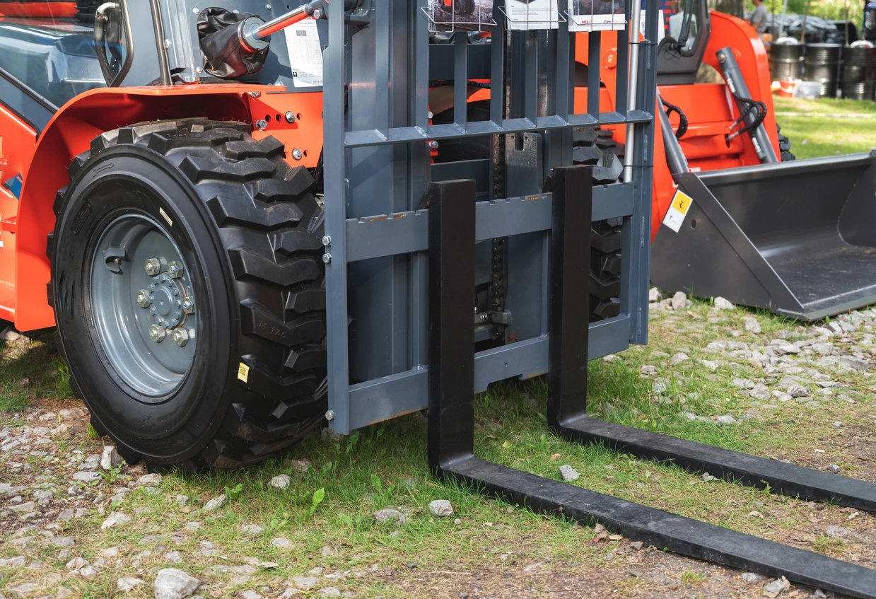 carretilla elevadora industrial con neumáticos duraderos y horquillas metálicas